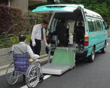車椅子対応リフト、スロープ付きワンボックス型車両